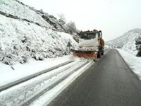Cortado al tráfico por nieve un tramo de la A-92 en Granada en el acceso al Puerto de la Mora
