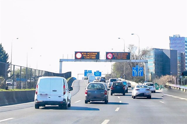Imagen de la carretera M30 en Madrid con luminosos indicando limitaciones de velocidad (70km/hora) debido a la contaminación.