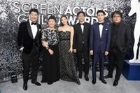 Parásitos hace historia en los SAG Awards que premian a Joaquin Phoenix, Jennifer Aniston y The Crown