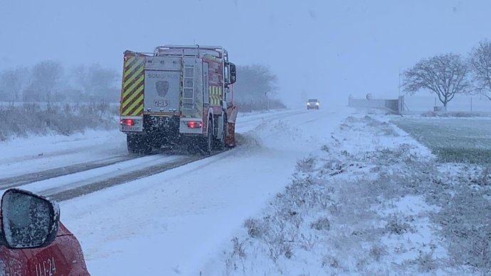 El nuevo vehículo nodriza rural de los bomberos del CEIS se estrena quitando nieve en la carretera RMC-16, a la altura de Navares (Caravaca de la Cruz)