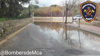 Cortan el tráfico en once carreteras de Mallorca debido a la acumulación de agua