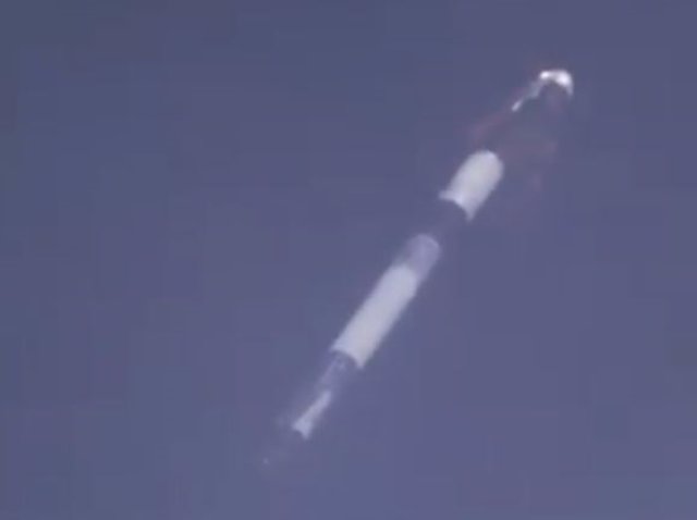 Crew Dragon separándose del cohete durante el test de procedimiento de escape