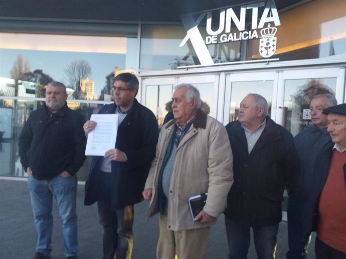 Representantes de las asociaciones de vecinos de Teis y Chapela ante el edificio de la Xunta en Vigo, donde registraron una solicitud de reunión al ministro José Luis Ábalos, para abordar la supresión del peaje de la AP-9 en Rande.