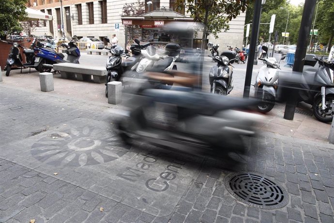 Moto pasando por la zona restringida de Madrid Central