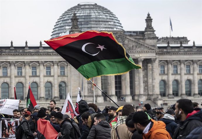 Manifestantes  con la bandera de Libia delante del Bundestag en Berlín 