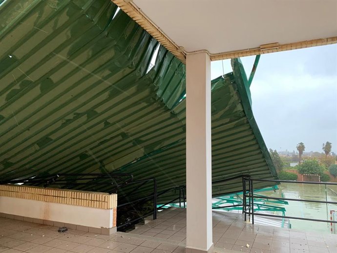 Temporal.- El viento la cubierta del estadio municipal de Sueca que cae sobre un