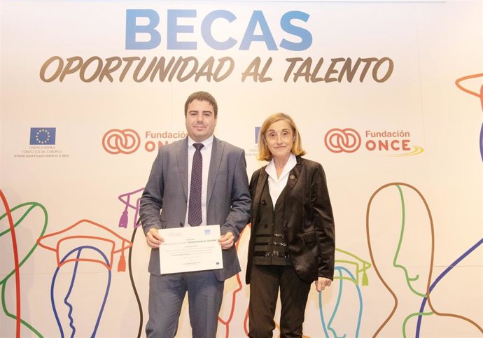 Samuel Muñoz, uno de los beneficiarios del programa de becas, junto a Ángeles Puerta, representante de la Fundación Aquae.
