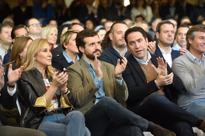(E-D) la diputada Ana Beltrán, el president del PP, Pablo Casado, i el secretari general del PP, Teodoro García Egea, en l'acte d'"alcaldes por la libertad" a Murcia, 19 de gener del 2020.