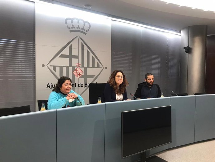 Una usuaria del programa del Ayuntamiento de Barcelona 'Primer la Llar', Gemma; la teniente de alcalde de Derechos Sociales de Barcelona, Laura Pérez, y el asesor de la Tenencia de Derechos Sociales del Ayuntamiento Albert Sales, en rueda de prensa.