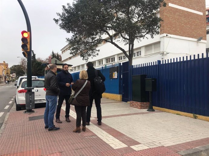 Los concejales socialistas Daniel Pérez y Mariano Ruiz junto al colegio Gutiérrez Mata de Málaga capital