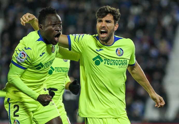 Djené Dakonam (esquerra) i Leandro Cabrera (dreta) celebren un gol durant un partit de Lliga entre el Getafe i el Leganés (arxiu)