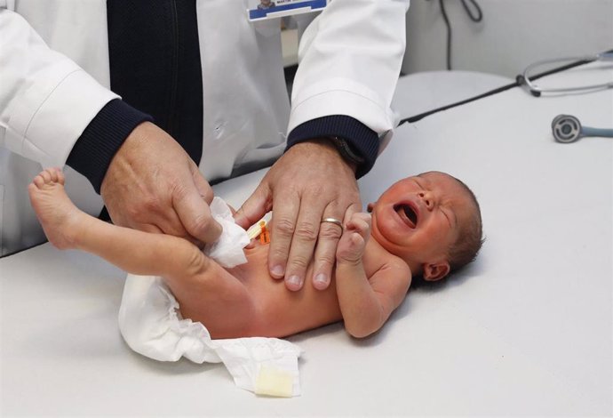 El consejero de Sanidad, Enrique Ruiz-Escudero, asiste a la primera revisión de un recién nacido en su centro de salud.