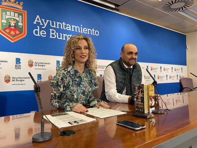 Blanca Carpintero, concejal de Festejos del Ayuntamiento de Burgos, y Fernando de la Varga, representante de la Federación de Hostelería de Burgos.