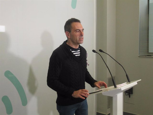 El responsable de Comunicación de Podemos Euskadi, Andeka Larrea, en una rueda de prensa en Bilbao