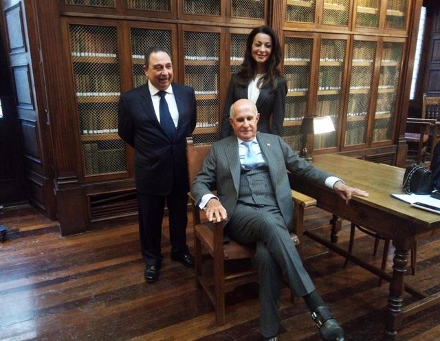 Silvia Gómez-Cuétara con Juan Antonio Pérez Simón en la Universidad de Oviedo