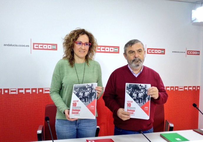 La secretaria general de CCOO-A, Nuria López, y el secretario general de CCOO de Sevilla, Alfonso Vidán, este lunes en rueda de prensa.