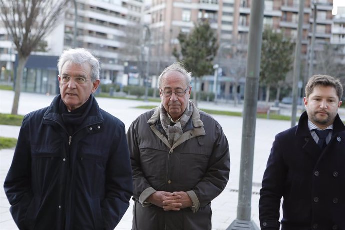 El ex gerente del Club de Fútbol Osasuna, Ángel Vizcay (centro), a su llegada al Palacio de Justicia de Pamplona, donde comienza el juicio por  supuestos amaños de partidos en la temporada 2013-2014, en Pamplona /Navarra, a 20 de enero de 2020.