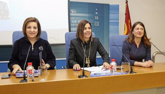 La consejera de Presidencia, Interior, Justicia y Acción Exterior, Paula Fernández Viaña, presenta, en rueda de prensa, la memoria de actividad de la Oficina del Gobierno de Cantabria en Bruselas