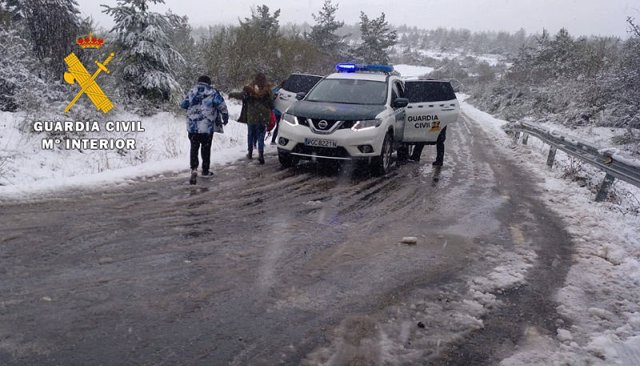 Algunos de los rescatados tras quedar sus vehículos atrapados por la nieve en la provincia