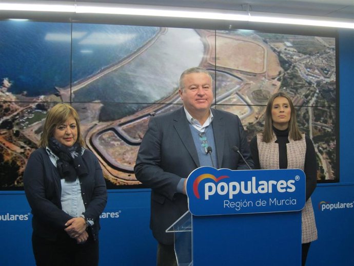 Bernabé, en la tribuna, junto a las dos concejalas del PP en La Unión