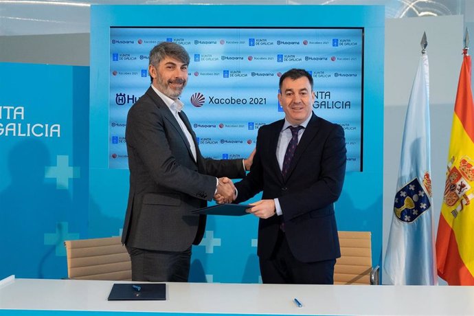 El Conselleiro de Cultura e Turismo, Román Rodríguez, y el director general de Internaco, Juan Ferro, firman un acuerdo de patrocinio para el Xacobeo 2021