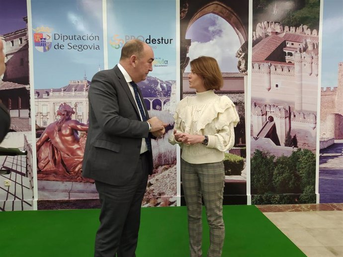 El presidente de la Diputación, Miguel Ángel de Vicente, junto a la diputada del área de Turismo, Magdalena Rodríguez.