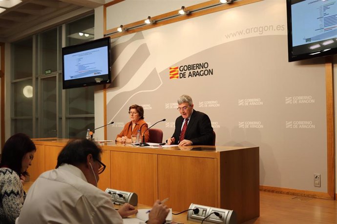 La consejera de Ciudadanía y Derechos Sociales del Gobierno de Aragón, Maria Victoria Broto, y el director gerente del IASS, Joaquín Santos.