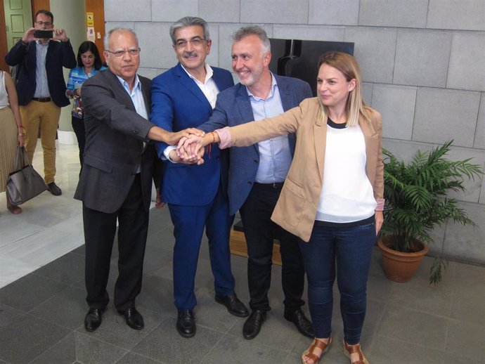 Curbelo, Román Rodríguez, Ángel Víctor Torres y Noemí Santana, en el acuerdo del pacto de las flores
