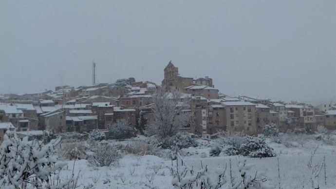 Vista general de Mazaleón (Teruel), en la comarca del Matarraña, durante el temporal Gloria de 2020.