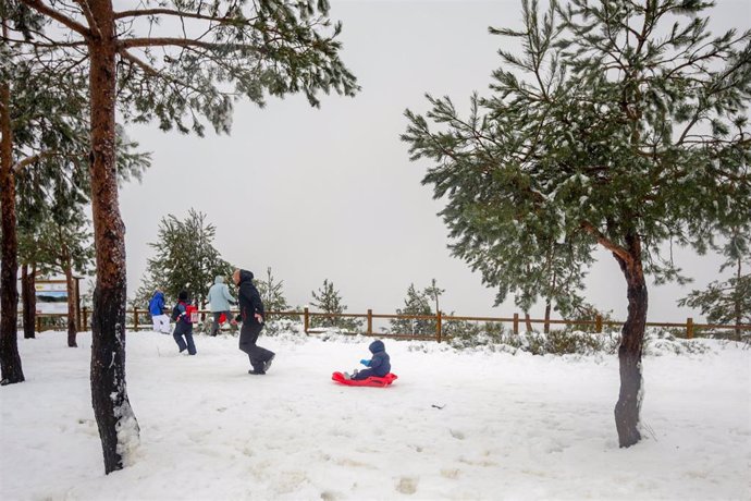 Varias personas disfrutan  jugando con la nieve durante el temporal de nieve en la Sierra de Madrid, en el Puerto de Navacerrada (Madrid) a 16 de noviembre de 2019.