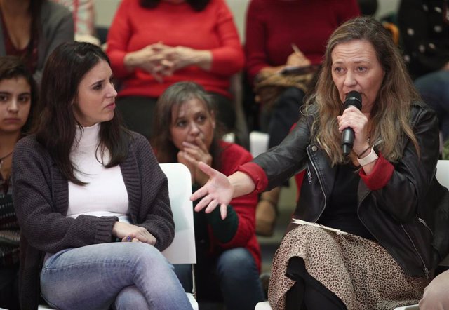 (I-D) La portavoz de Unidas Podemos en el Congreso, Irene Montero y la diputada en el Congreso por Las Palmas con Unidas Podemos, Vicky Rosell, durante el acto del partido 'Un Gobierno feminista', en Madrid (España), a 4 de noviembre de 2019.