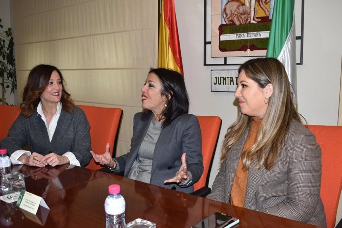 La presidenta del Parlamento andaluz, Marta Bosquet, en su visita a la Delegación del Gobierno andaluz en Jaén