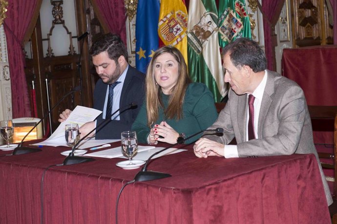 Irene García, José MAría Román y MIguel Rodríguez presentan la oferta de la provincia en Fitur