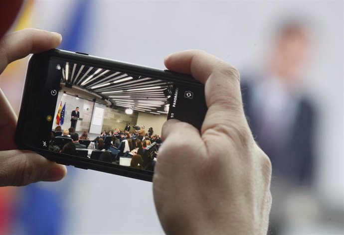 Un periodista toma una foto durante una rueda de prensa del presidente del Gobierno, Pedro Sánchez.