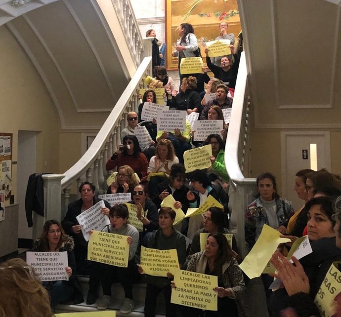 Protesta de las limpiadoras en el Ayuntamiento de Cádiz