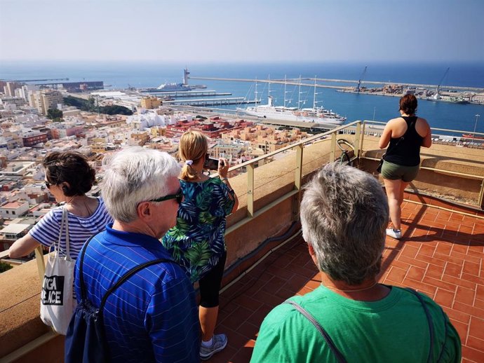 Cruceristas contemplan el puerto desde la Alcazaba de Almería