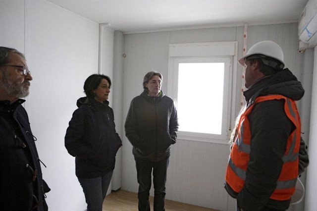 Marta Higueras visita los módulos prefabricados del centro temporal de emergencia para solicitantes de asilo en el Ensanche de Vallecas.