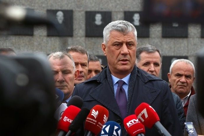 El presidente de Kosovo, Hashim Thaci, comparece ante la prensa