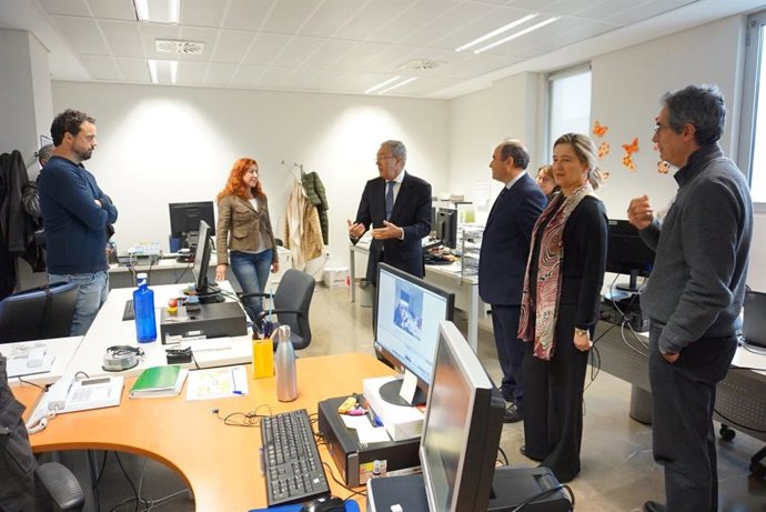 Rogelio Velasco (centro) en su visita a la sede de la DEVA en Córdoba.