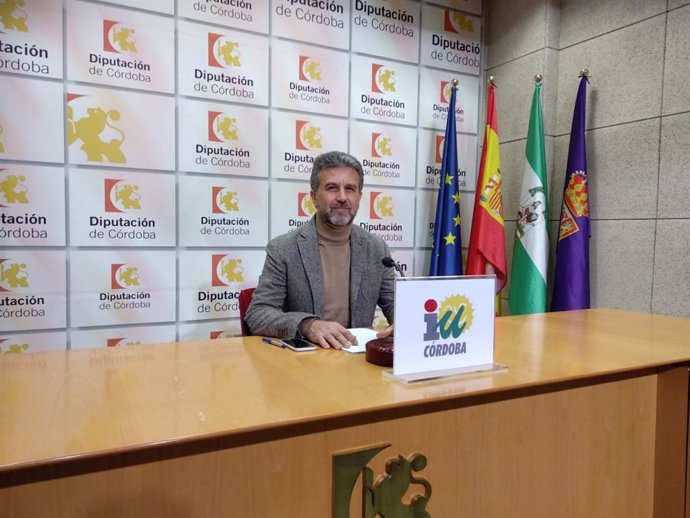 El portavoz de IU en la Diputación de Córdoba, Francisco Ángel Sánchez, en rueda de prensa