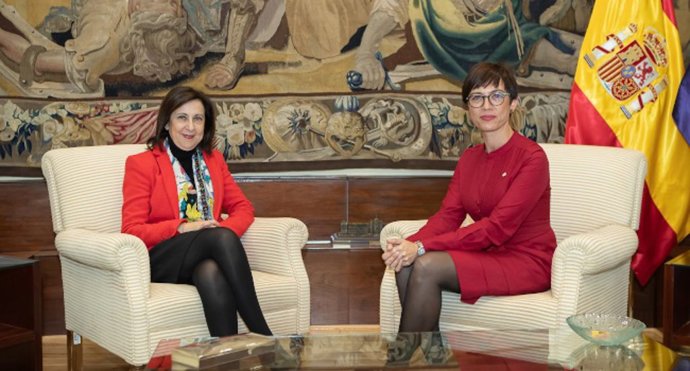 La ministra de Defensa, Margarita Robles, y la directora de la Guardia Civil, María Gámez