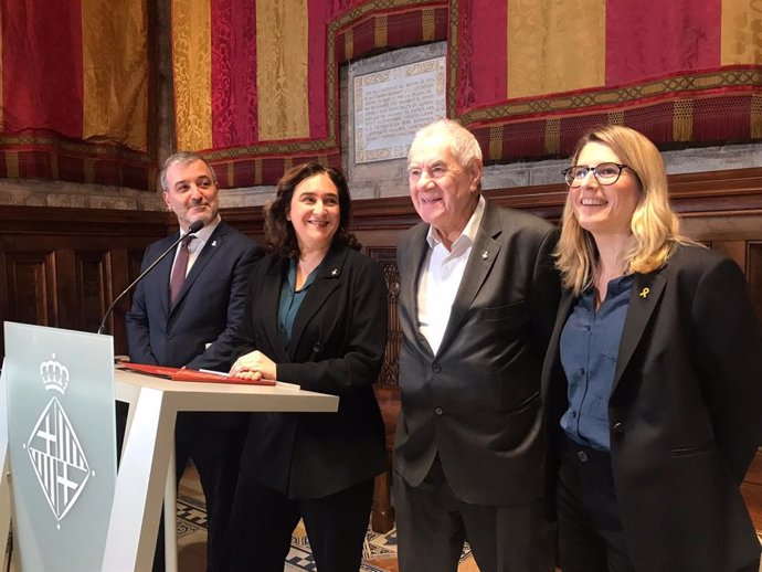 El tinent d'alcalde Jaume Collboni (PSC), l'alcaldessa Ada Colau (BComú), i els presidents dels grups municipals Ernest Maragall (ERC) i Elsa Artadi (JxCat) anuncien l'acord dels pressupostos municipals, 20 de gener del 2020.