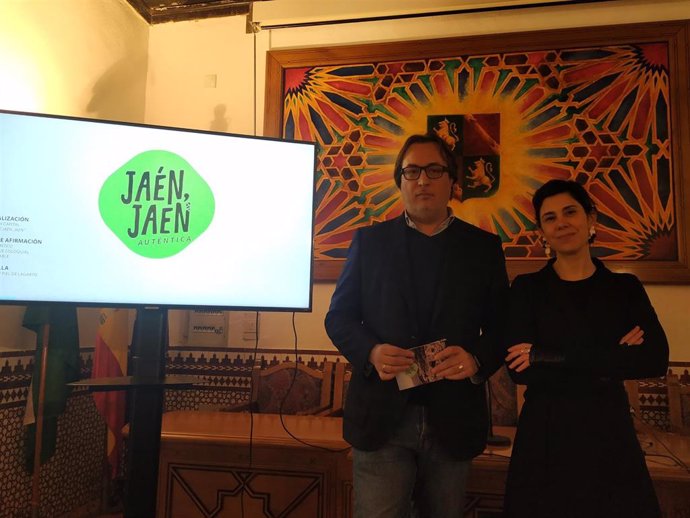 El concejal de Cultura, Turismo y Patrimonio, José Manuel Higueras, junto con la directora creativa de la empresa Cabello x Mure, Ana Murem en la presentación de la marca 'Jaén, auténtica'