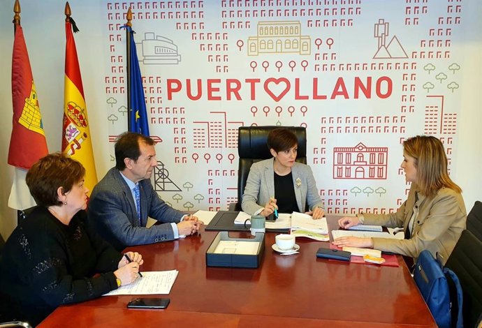 La eurodiputada socialista Cristina Maestre se reúne con la alcaldesa de Puertollano, Isabel Rodríguez.