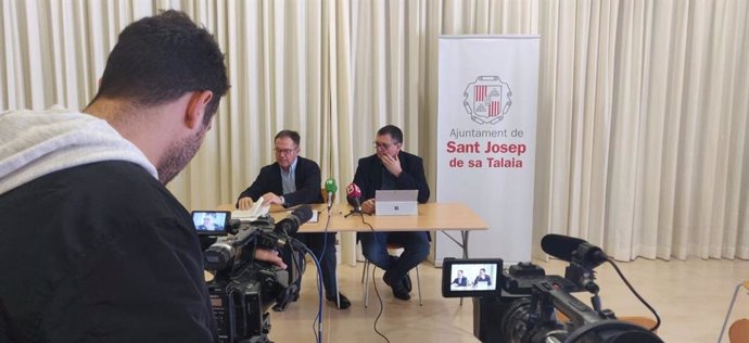 El alcalde de Sant Josep de sa Talaia, Josep Marí Ribas, en rueda de prensa