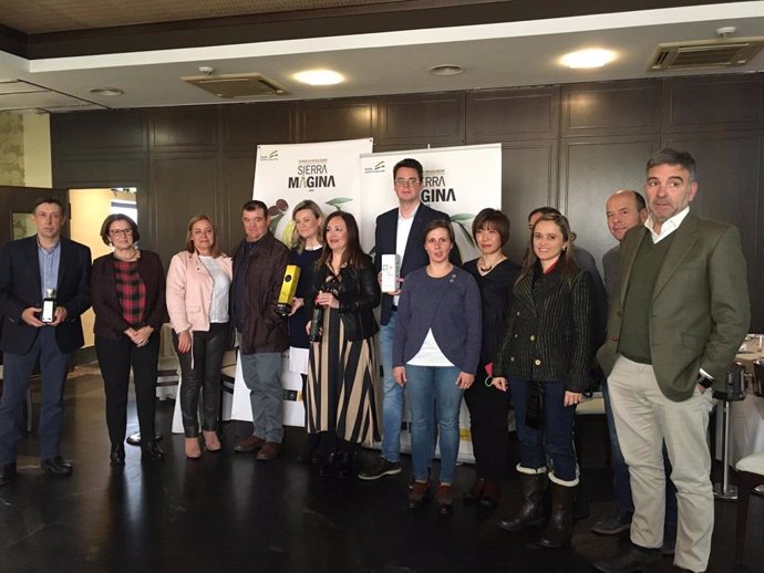 Autoridades posan con los ganadores de los Premios Alcuza 2020