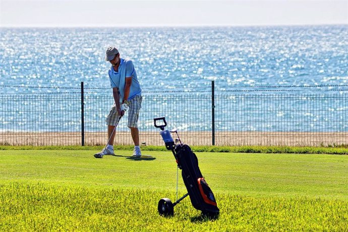 Un golfista en la Costa del Sol practicando golf