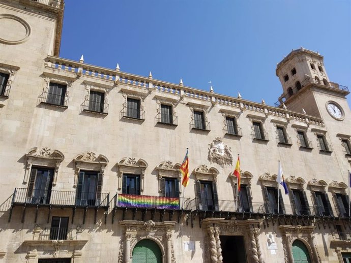 Bandera del arcoiris colgada en el Ayuntamiento de Alicante, de archivo.
