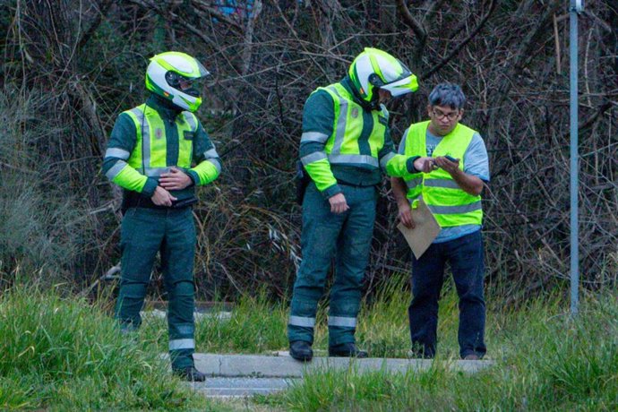 Dos agentes de la Guardia Civil de Tráfico, hablan con un conductor durante la campaña especial de vigilancia y control de las condiciones del vehículo presentada por  la Dirección General de Tráfico (DGT). 