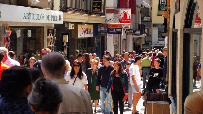 Imagen de vecinos y turistas paseando por las calles de Almuñécar